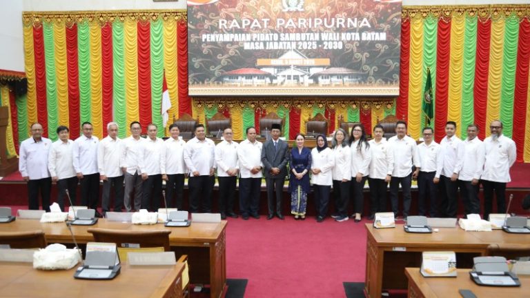 Wako Batam Amsakar Achmad dan Wawako Batam Li Claudia Chandra berfoto bersama DPRD Batam, siang tadi. (ft humasdprdbatam)