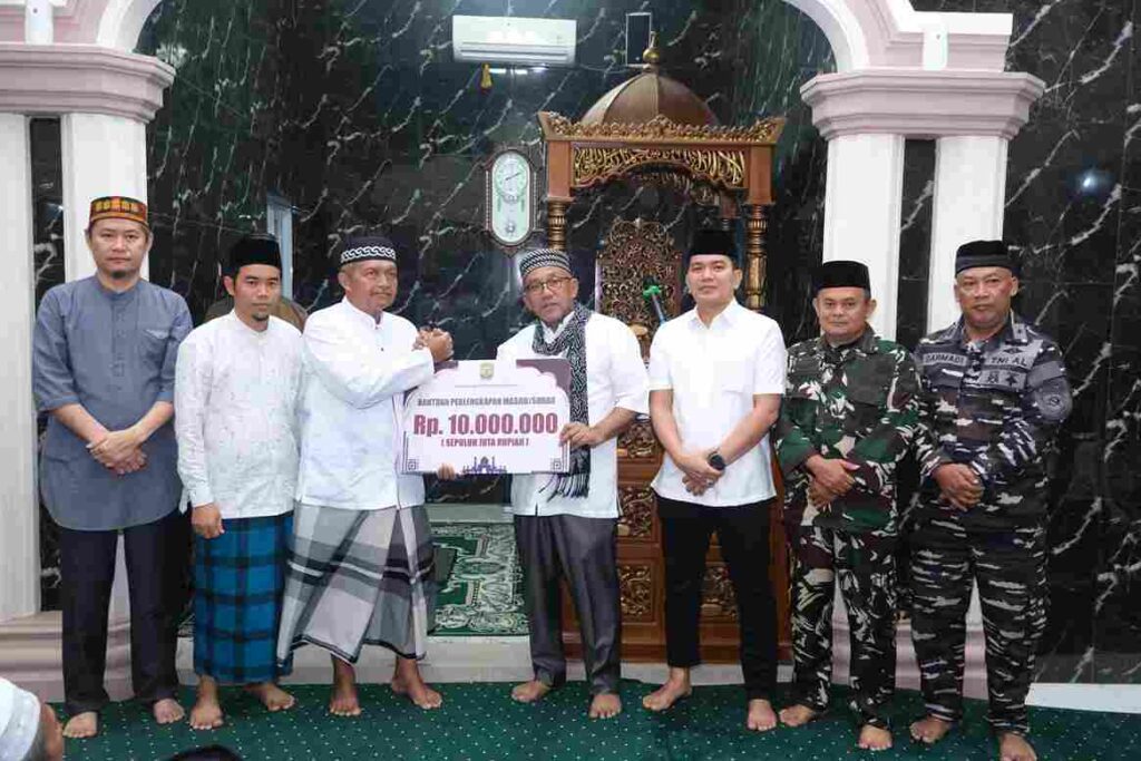 Wako Tanjungpinang Lis Darmansyah saat menyampaikan bantuan ke pengurus masjid, malam tadi. (ft kominfotjpinang)