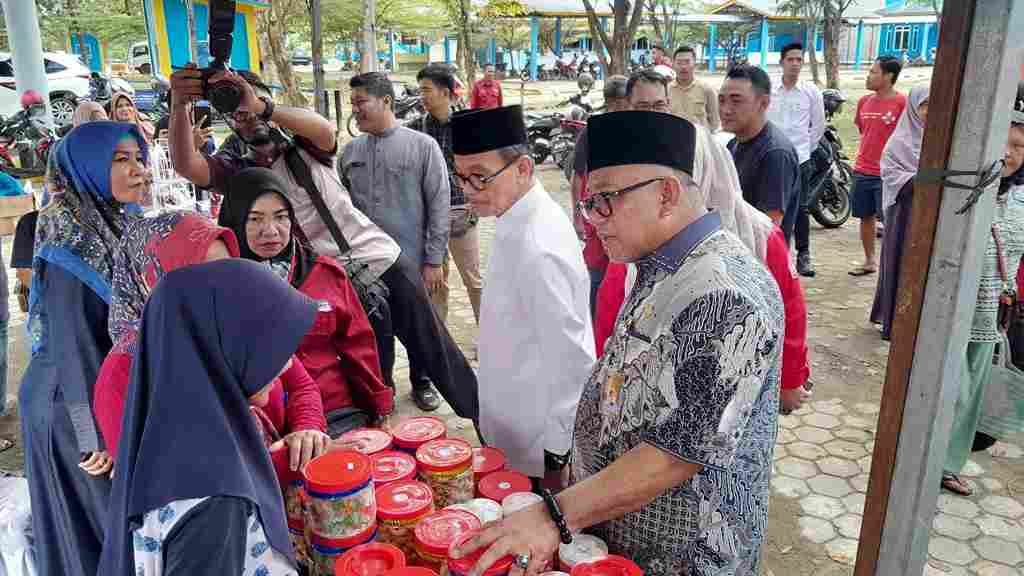 Wako dan Wawako saat meninjau pasar murah, siang tadi. (ft disperindagtjpinang)
