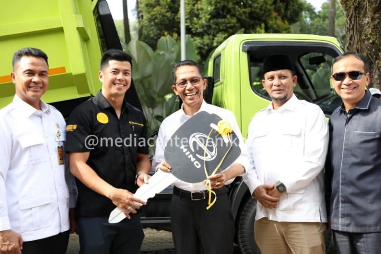 Wali Kota Batam, Amsakar Achmad serahkan secara simbolis mobil truk pengangkut sampah pada DLH sebagai bagian dari pengadaan tahun 2025 di Kantor DLH Kota Batam, kemarin. (ft mcbatam)