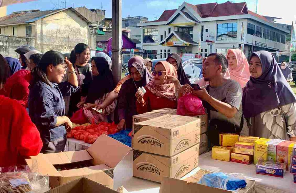 Warga antusias bertransaksi di GPM di dekat kantor BNI Tanjungpinang, siang tadi. (ft kominfotjpinang)