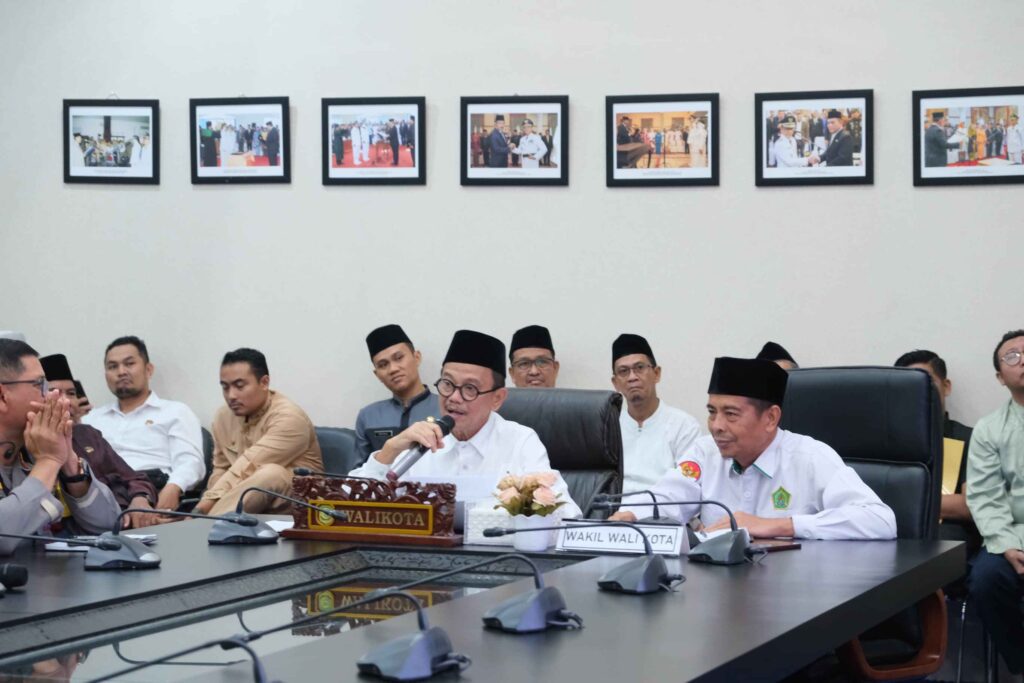 Wakil Wali Kota Tanjungpinang, Raja Ariza, memimpin rapat koordinasi di ruang rapat Engku Putri Raja Hamidah, kantor Wali Kota Tanjungpinang, (ft kominfotjpinang)