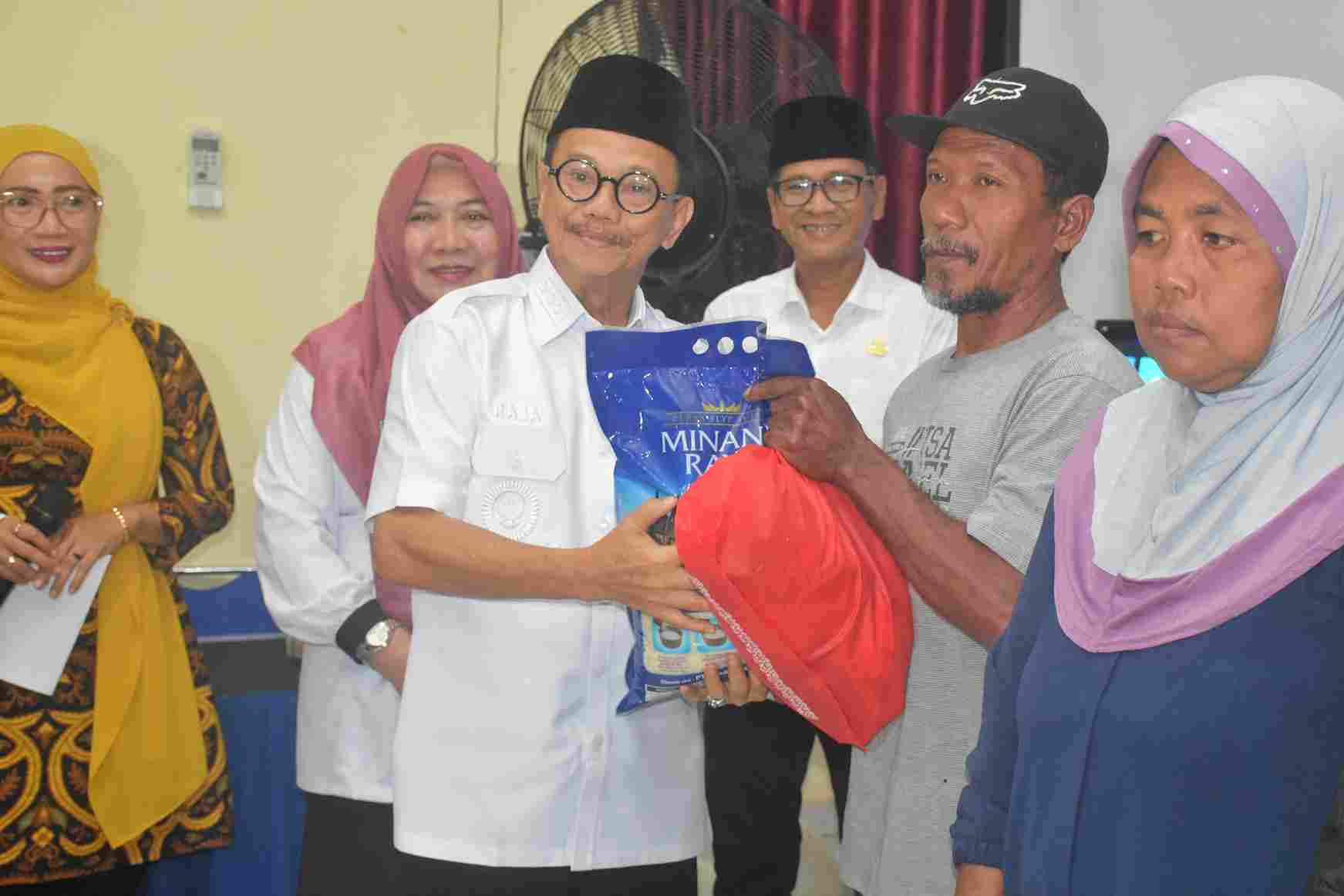Wawako Tanjungpinang Raja Ariza saat menyampaikan Sembako bagi masyarakat kurang mampu, pagi tadi. (ft kominfotjpinang)