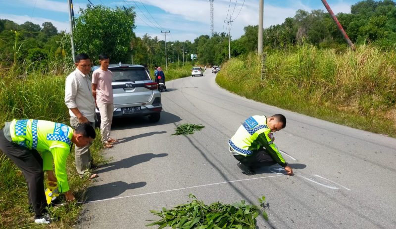 Anggota Satlantas Polres Karimun melakukan olah TKP di lokasi kecelakaan maut antara Kawasaki Ninja dan Daihatsu Rocky. (ft satlantaspolreskarimun)