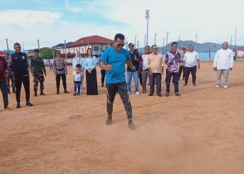 Buka Turnamen Sepak Bola Desa Ladan Cap 2025, Bupati Aneng Tekankan Sportivitas