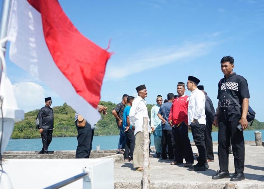 Bupati Karimun saat dialog dengan warga Desa Pasir Tidak, Sugie Besar, kemarin. (ft prokopim)