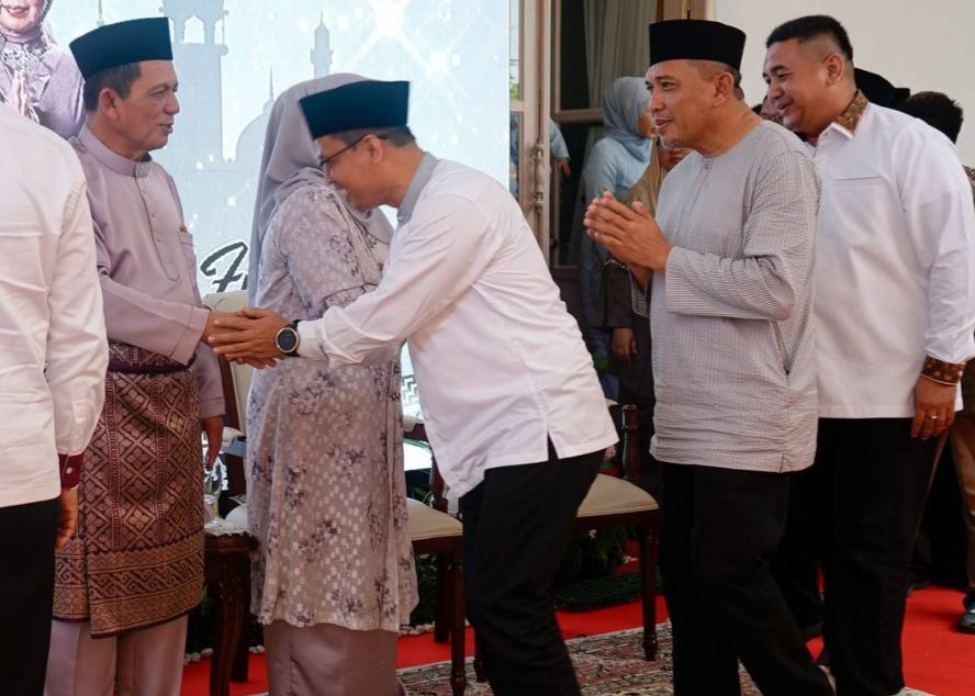 Bupati dan Wakil Bupati Karimun saat bersalaman acara open house Gubernur Kepri Ansar Ahmad, siang tadi. (ft prokopim)
