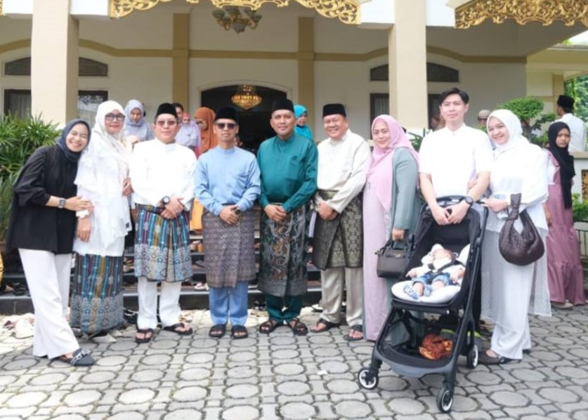 Bupati dan Wakil Bupati berfoto bersama warga yang datang ke openhouse Idulfitri, siang tadi. (ft msaimi)