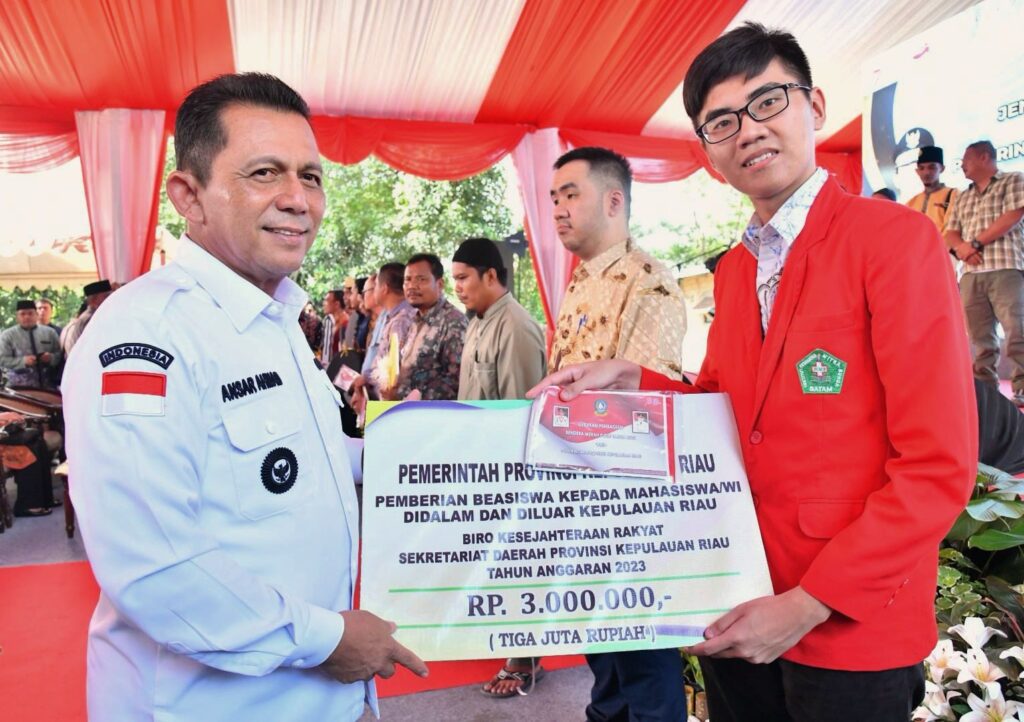 Gubernur Ansar Ahmad saat memberikan beasiswa, beberapa waktu lalu. (ft dok kominfokepri)