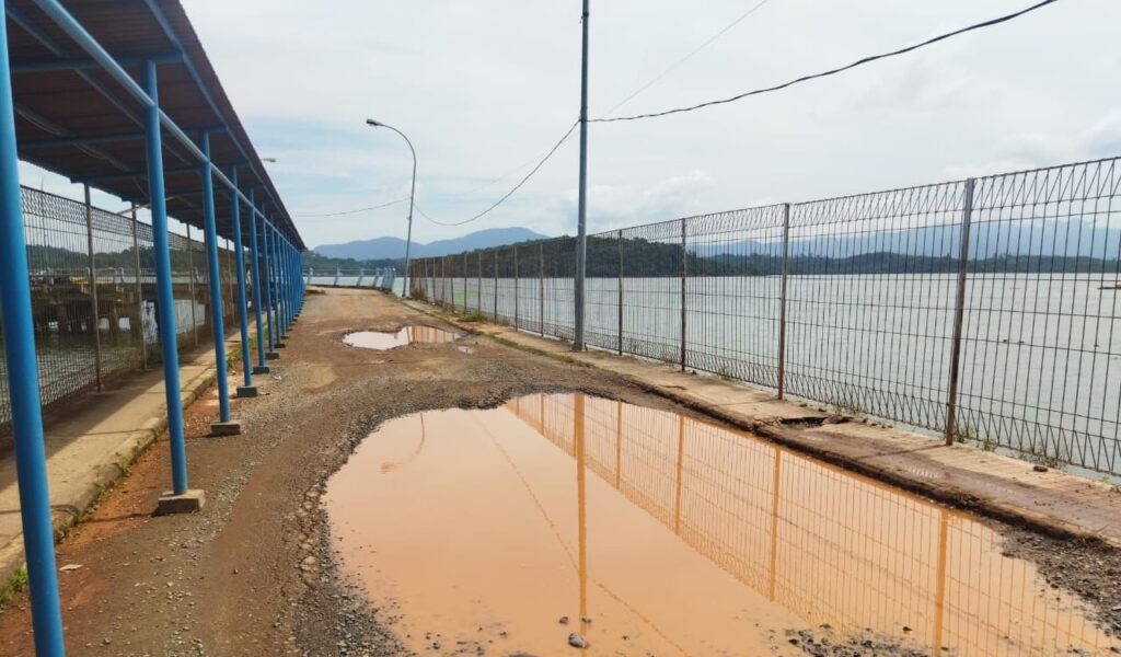 Jalan berlubang di Pelabuhan Jagoh yang berlubang. (ft gafar)