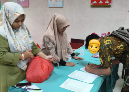 Kantor Kemenag Kota Batam saat menyalurkan zakat kepada mustahik, belum lama ini. (ft kemenagbatam)