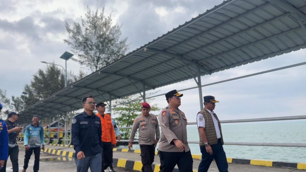 Jajaran Polres Lingga dan sejumlah pejabat instansi saat mengecek arus balik Idulfitri, siang tadi, (ft rusdiandika)