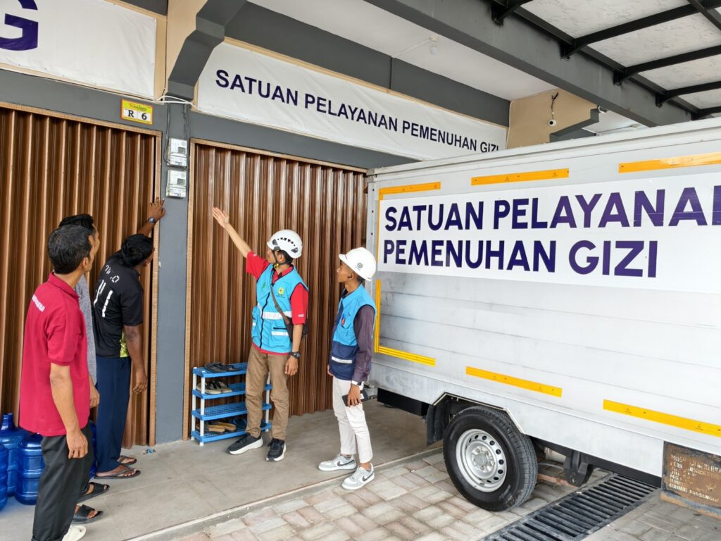 Pertugas PLN saat melakukan kesiapan listrik di salah satu dapur MBG, kemarin. (ft msaimi)