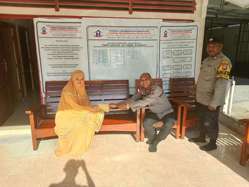 Polsek Balai Karimun saat menyerahkan bantuan ke Panti Asuhan At-Taqwa, siang tadi. (ft ricky)