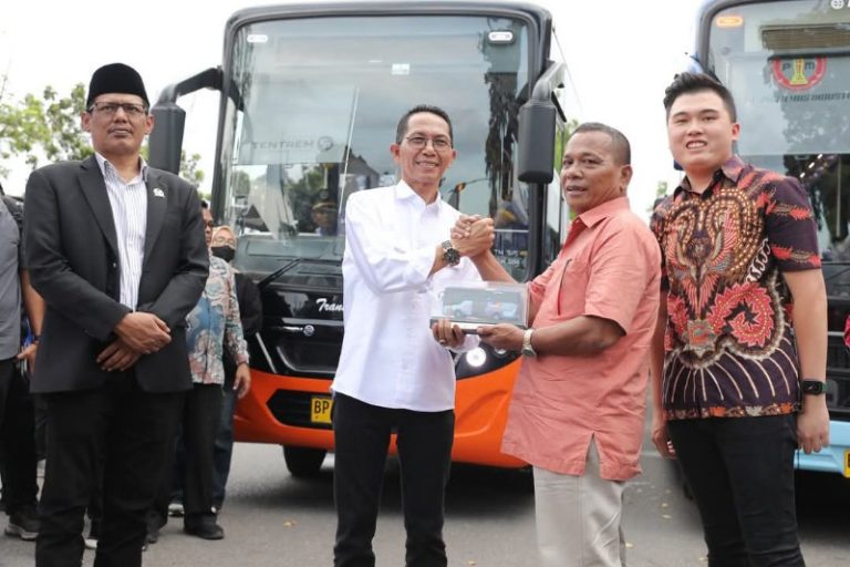 Wako Batam Amsakar Ahmad saat meresmikan bus trans, tadi siang. (ft humasbatam)