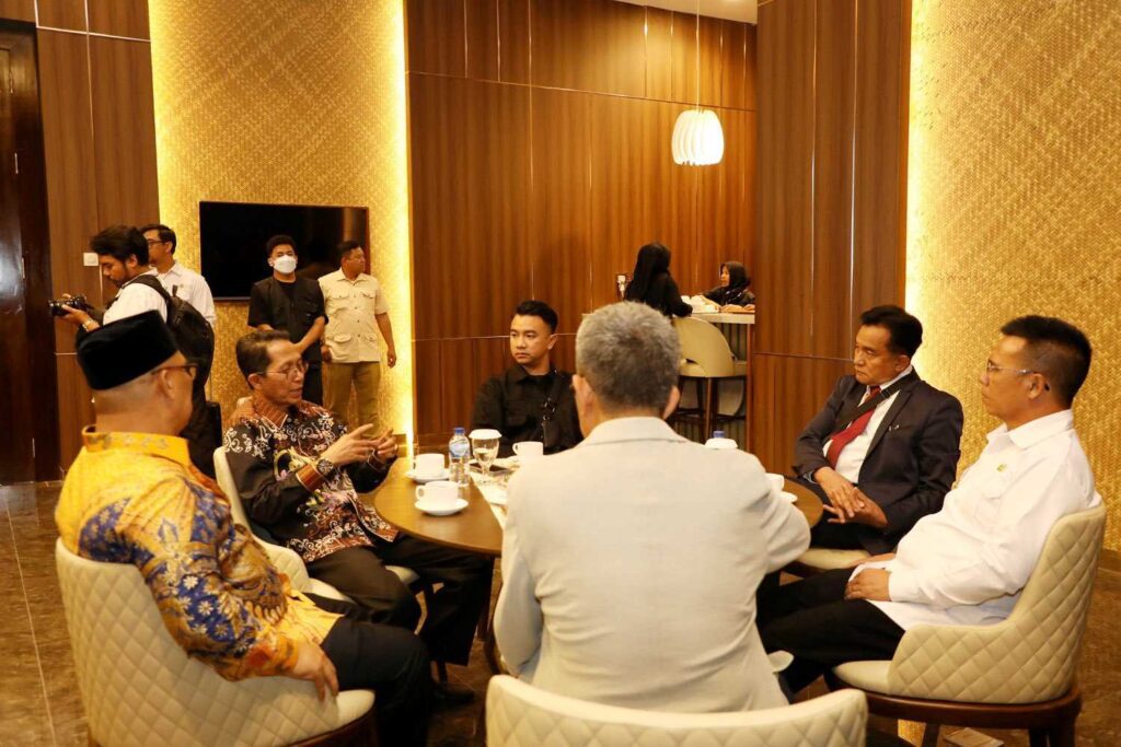 Wali Kota Batam Amsakar Achmad saat berbincang dengan Menteri Koordinator Bidang Hukum, Hak Asasi Manusia, Imigrasi, dan Pemasyarakatan, Prof Dr Yusril Ihza Mahendra, kemarin. (ft mcbatam)