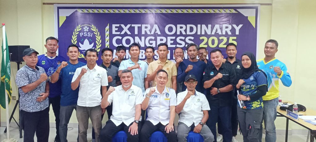 ASPROP PSSI Kepri dan ASKAB Lingga saat menggelar KLB, kemarin. (ft askablingga)