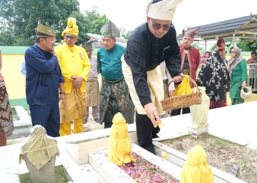 Bupati Iskandarsyah saat menabur bunga di salah satu makam para amir di Meral, kemarin. (ft prokopim)