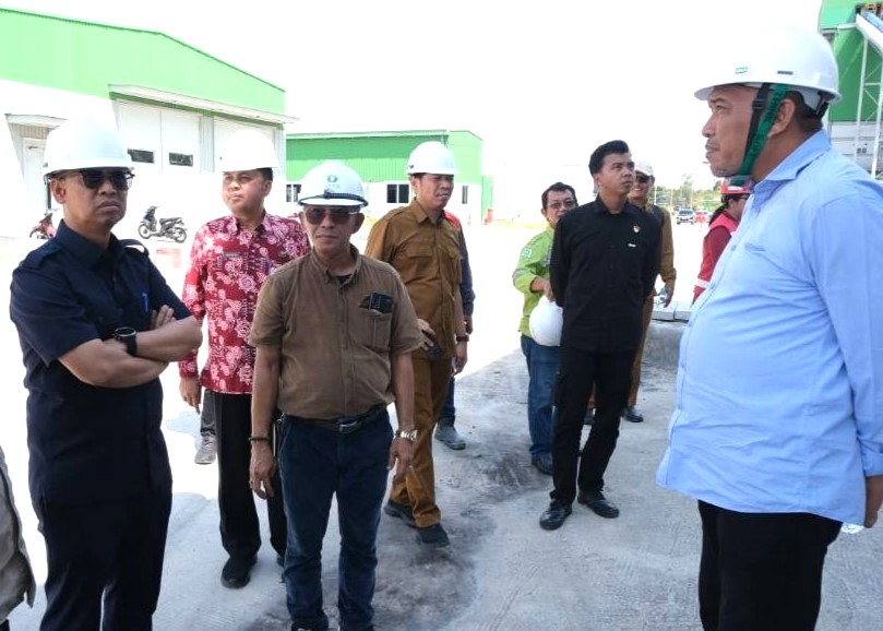 Bupati dan Wakil Bupati Karimun saat meninjau PT SOMA di Desa Pangke Barat, kemarin. (ft msaimi)