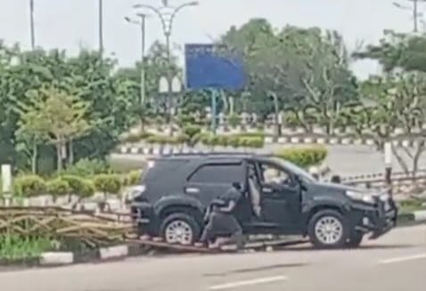 Foto Toyota Fortuner yang tabrak pembatas jalan di Coastal Area, siang tadi. (ft ricky)