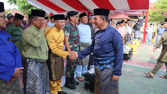 Gubernur Kepri Ansar Ahmad menyalami Kapolresta Tanjungpinang Kombes Pol Hamam Wahyudi usai upacara di SMA Negeri 1 Tanjungpinang, pagi tadi. (ft humaspolrestjpinang)