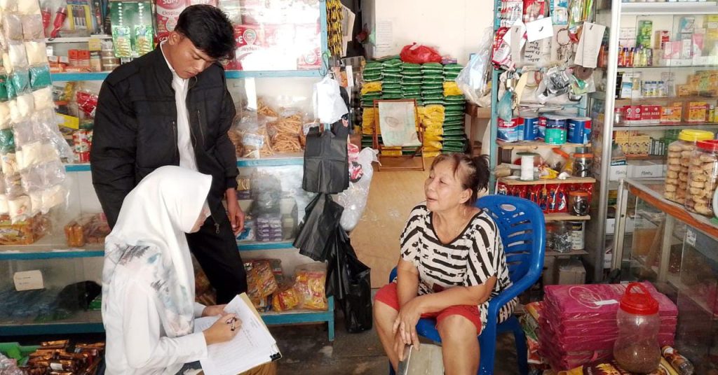 Pegawai Disperindagkop Lingga saat memantau pedagan di Singkep Barat, pagi tadi. (ft wandy)