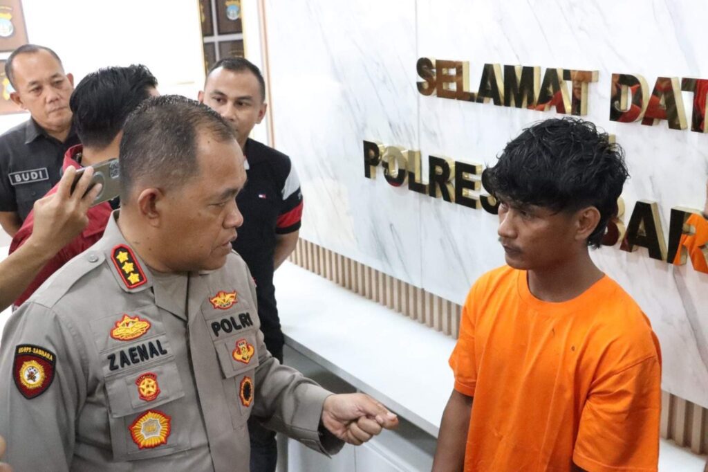 Tersangka penusukan (kanan) di cafe Sagulung saat di Mapolresta Barelang, siang tadi. (ft bosanto)