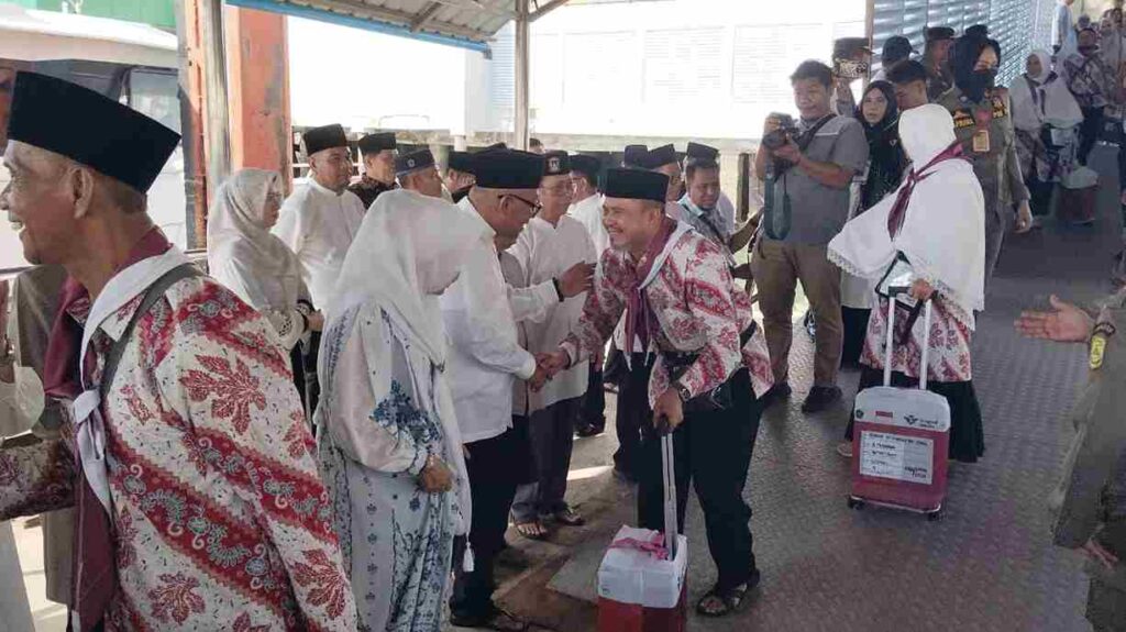 Wako Lis saat melepas CJH Tanjungpinang di pelabuhan, siang tadi. 9ft kominfotjpinang)