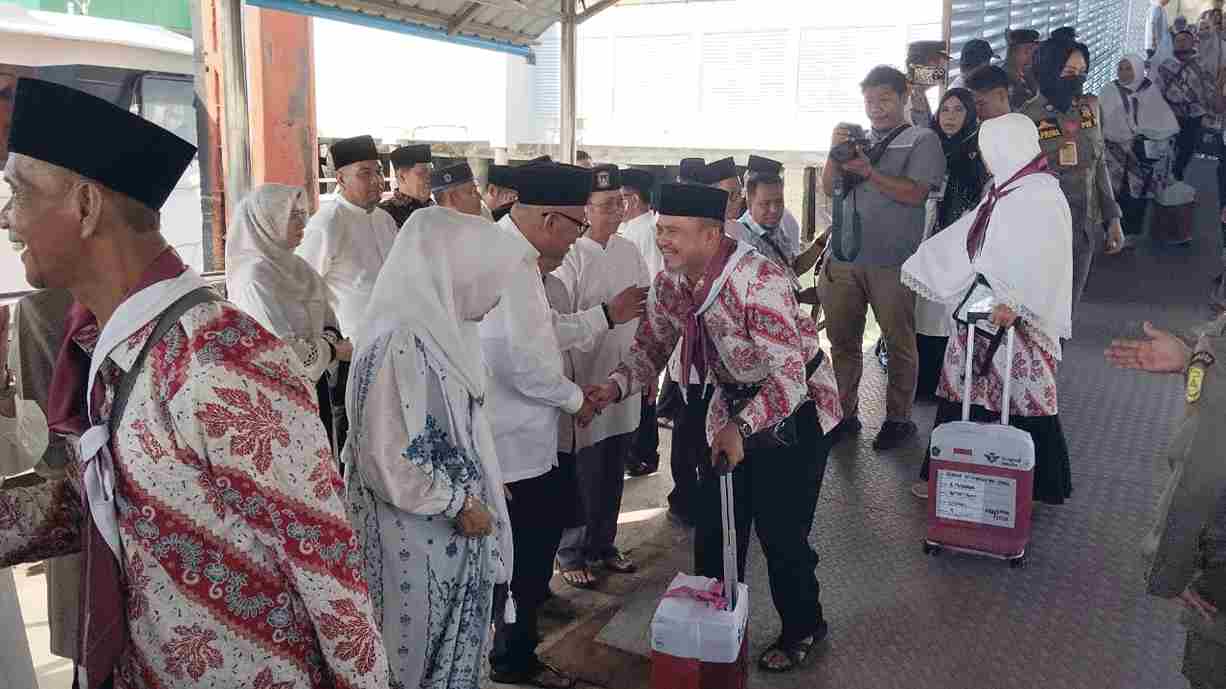 Wako Lis saat melepas CJH Tanjungpinang di pelabuhan, siang tadi. 9ft kominfotjpinang)