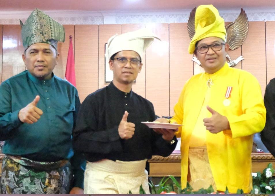 Potong tumpeng untuk hari jadi Karimun ke-197 tahun di DPRD Karimun, kemarin. (ft prokopim)