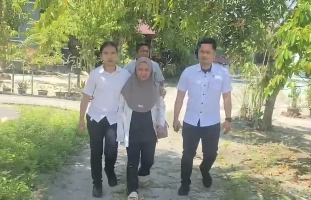 SR saat digiring aparat polisi dari Satreskrim Polres Lingga, siang tadi. (ft wandy)