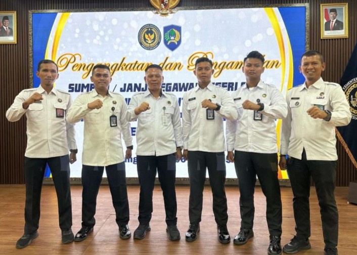 Sebanyak tiga CPNS yang diangkat menjadi PNS berfoto bersama atasannya. (ft ricky)
