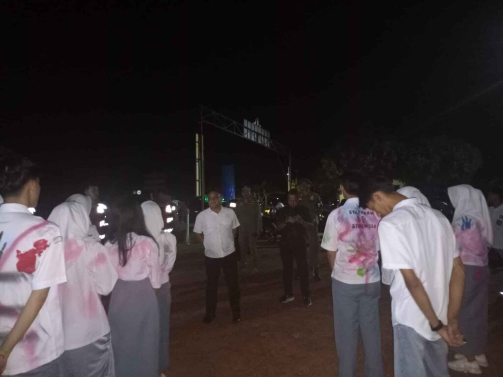 petugas saat memberikan pengarahan kepada siswa usai ditertibkan, tadi malam. (ft polrestjpinang)