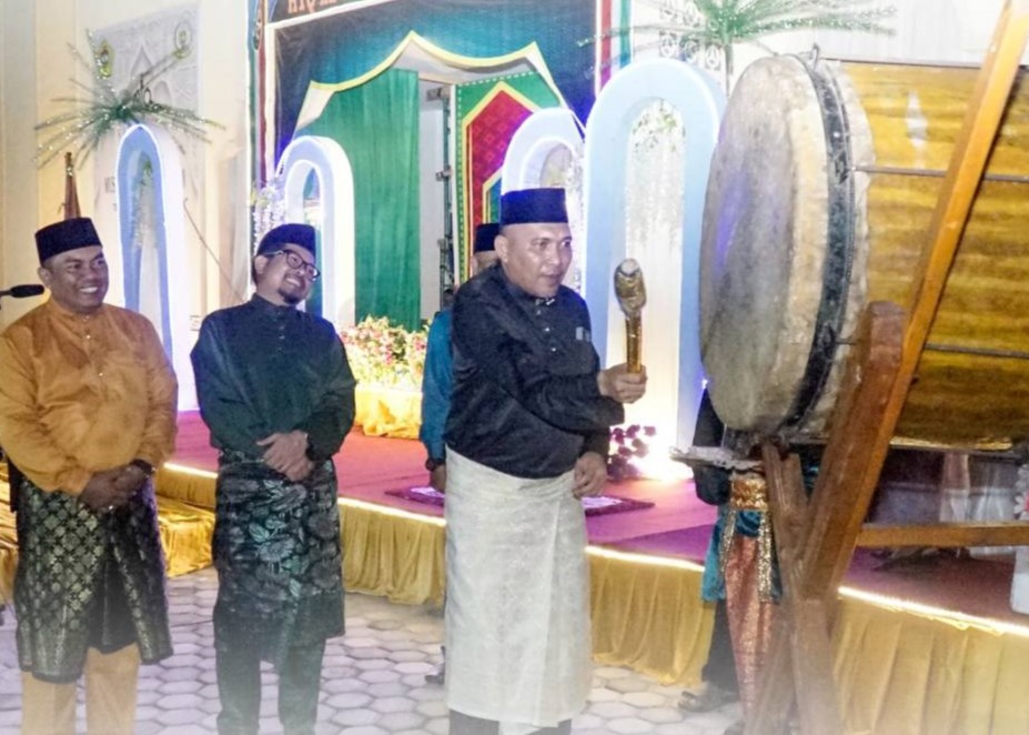 Wabup Karimun Rocky M Bawole saat membuka resmi MTQ di Kecamatan Durai, malam tadi. (ft prokopim)