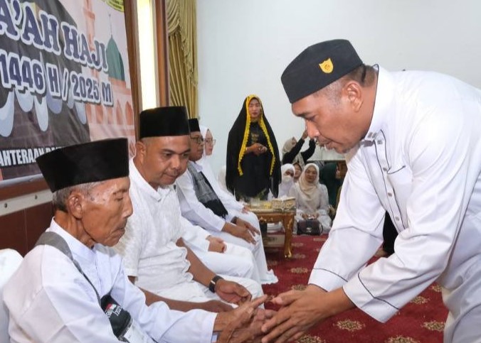 Wakil Bupati Rocky M Bawole saat acara ramah tamah dengan CJH Karimun di kediaman dinas bupati, malam tadi . (ft msaimi)
