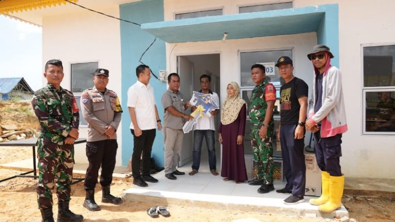 Seorang Warga Rempang Tanjung Banon saat menerima kunci rumah barunya, Selasa kemarin. (ft humasbpbatam)