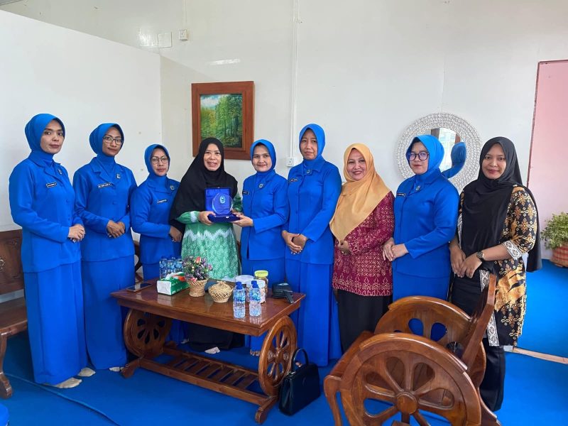 Berfoto bersama pengurus Dekranasda Lingga dengan Jalasenastri Lingga, beberapa hari lalu. (ft dekranasdalingga)