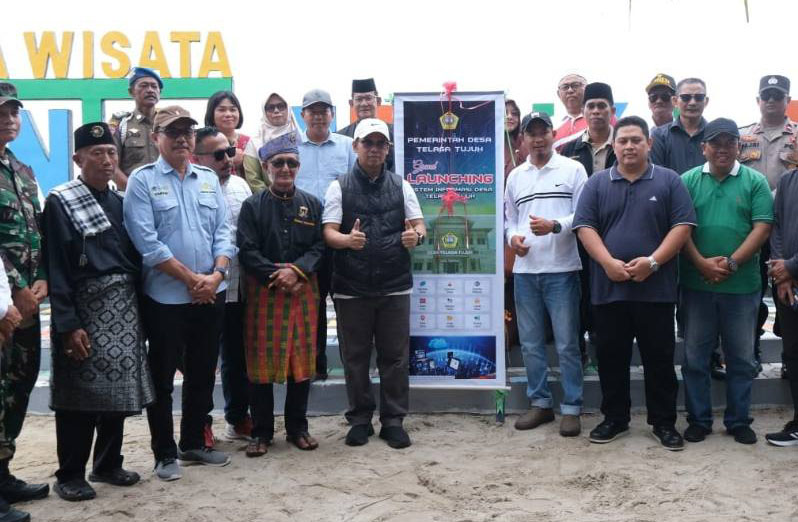 Bupati Iskandarsyah saat melaunching SID Telaga Tujuh, kemarin. (ft prokopim)