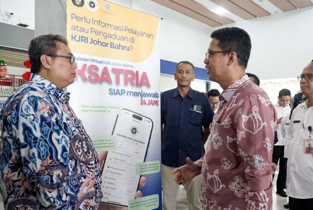 Bupati saat menemani Konjen di salah satu pintu masuk pelabuhan internasional, kemarin. (ft msaimi)