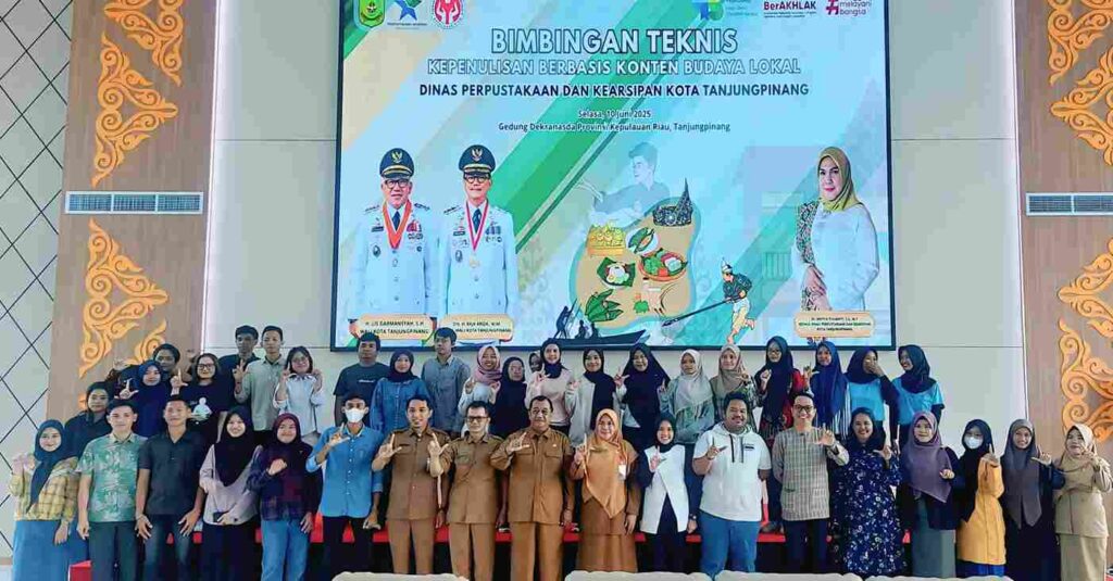 Foto bersama sebelum acara Bimtek Kepenulisan Konten Budaya Lokal yang digelar Dinas Perpustakaan Tanjungpinang, kemarin. (ft kominfotpi)