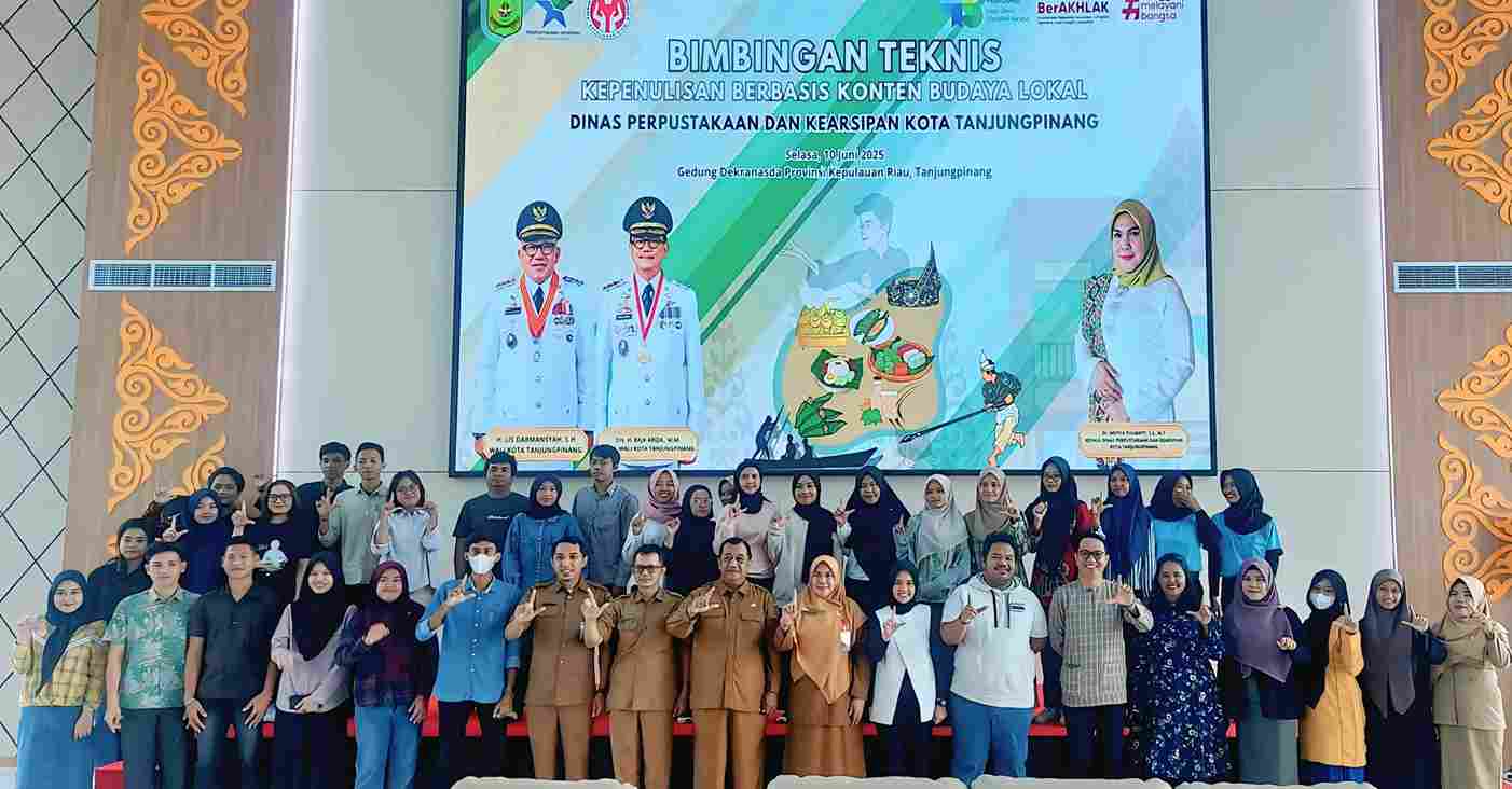 Foto bersama sebelum acara Bimtek Kepenulisan Konten Budaya Lokal yang digelar Dinas Perpustakaan Tanjungpinang, kemarin. (ft kominfotpi)