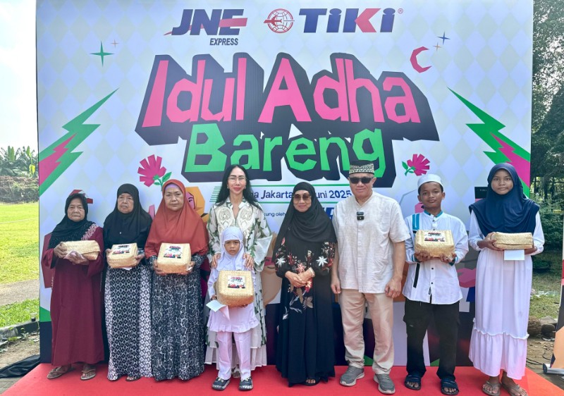 Memperingati momen Hari Raya Idul Adha 1446 H pada tanggal 6 Juni 2025, JNE mengambil bagian dalam menebarkan kebaikan dan mempererat silahturahmi. Sebagai wujud kepedulian kepada masyarakat, JNE dan TIKI tahun ini kembali menggelar kegiatan kurban bertajuk #SatSetBerkurbannya. (ft jne)