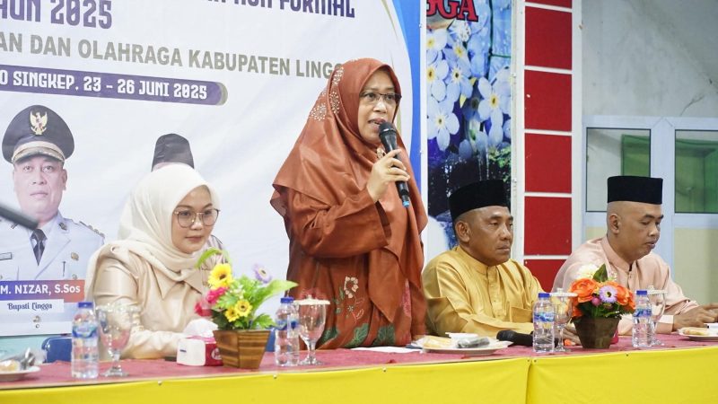 Ketua Dekranasda Lingga saat memberikan pengarahan saat peluncuran buku PAUD bermuatan lokal, pagi tadi. (ft wandy)