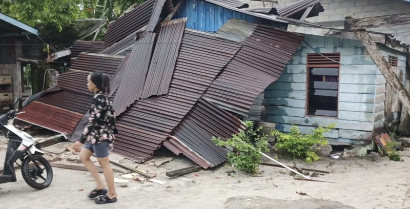Kondisi rumah warga yang roboh akibat hantaman angin puting beliung, siang tadi. (ft wandy)