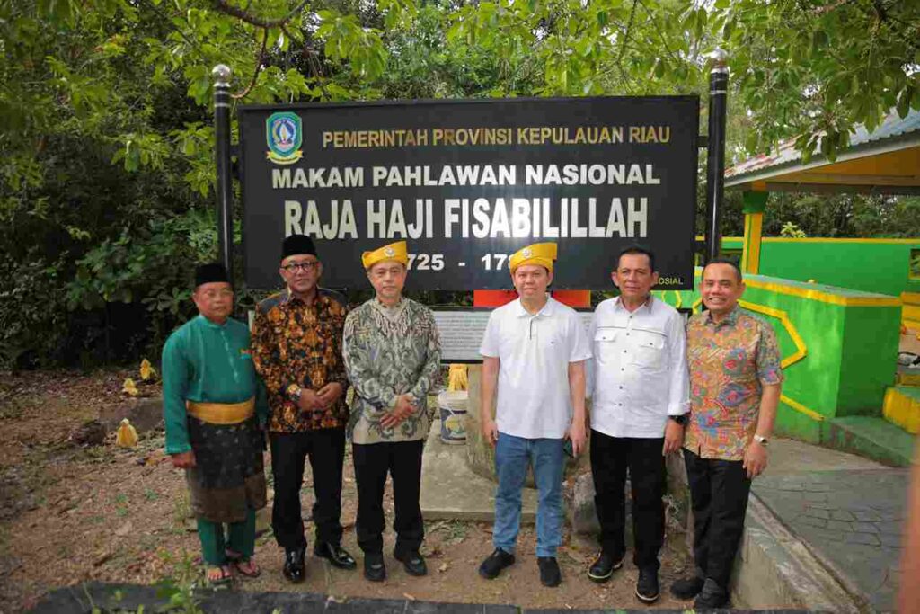 Kunjungan DPD RI ke Penyengat yang didampingi Gubernur Kepri dan Walikota Tanjungpinang, kemarin. (ft kominmfotjpinang)