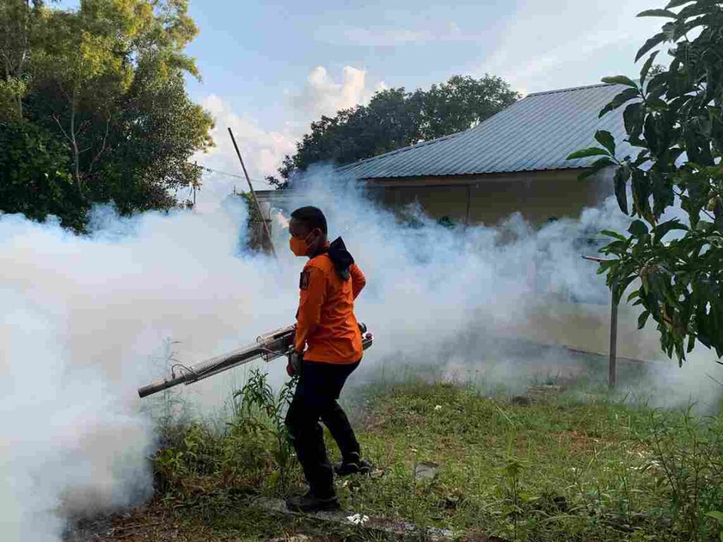 Petugas sedang melakukan fogging di sejumlah pemukiman masyarakat Tanjungpinang, pagi tadi. (ft kominfotpi)