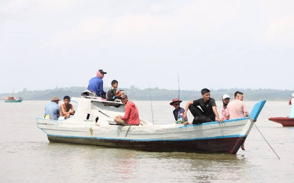 Suasana lomba mancing HUT ke-79 Bhayangkara di Pantai Tanjung Ambat Pangke, kemarin. (Ft msaimi)