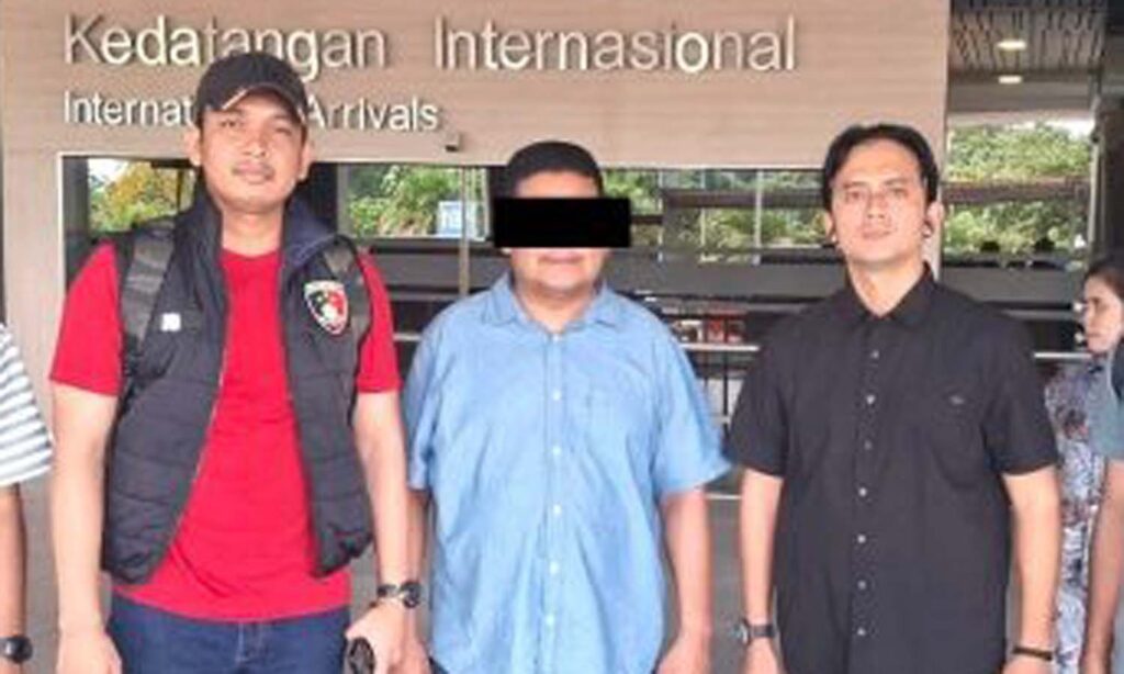 Tersangka (tengah) ng diamankan Polda Kepri yang merupakan Anggota Ormas. (ft humaspoldakepri)