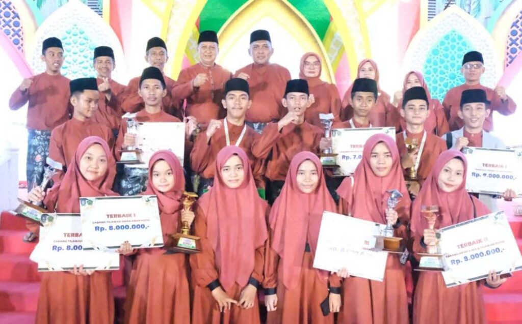 Wakil Bupati Rocky M Bawole berfoto bersama kafilah Kabupaten Karimun di acara penutupan STQH, tadi malam. (ft mala)