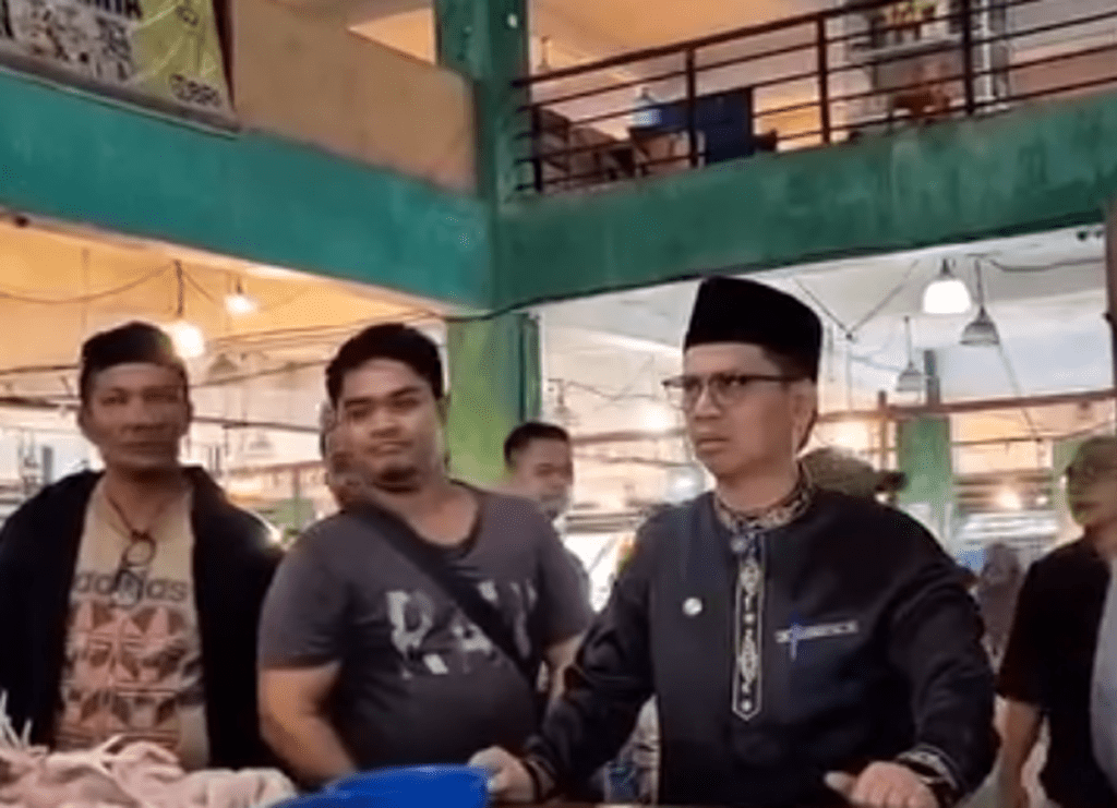 Bupati Karimun saat meninjau pasar Puan Maimun, Jumat pagi kemarin. (ft ami)